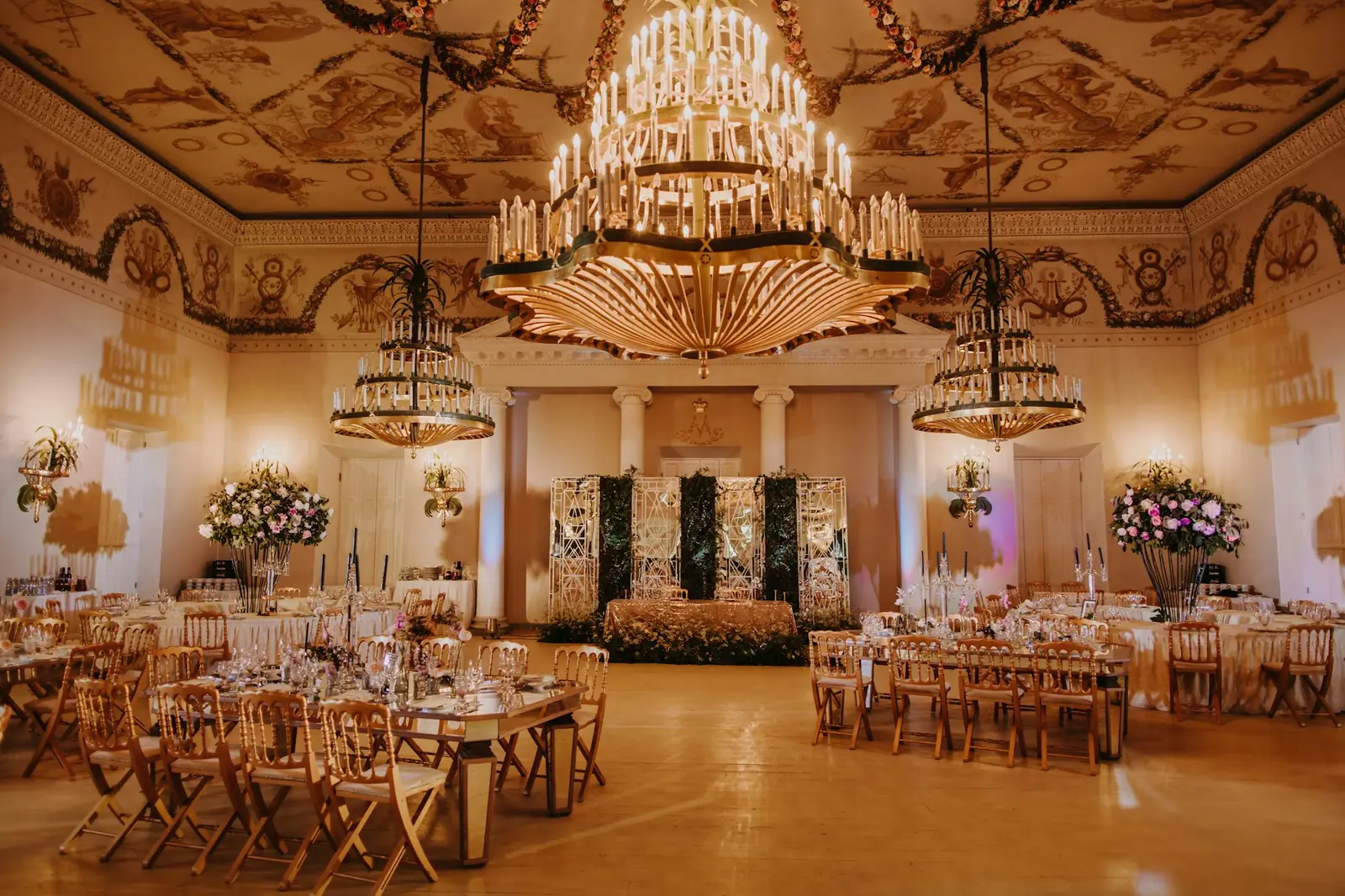Festsaal mit goldenen Kronleuchtern