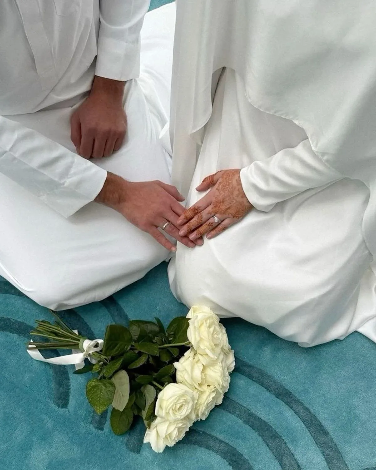 Brautpaar in Weiss bei der Nikkah