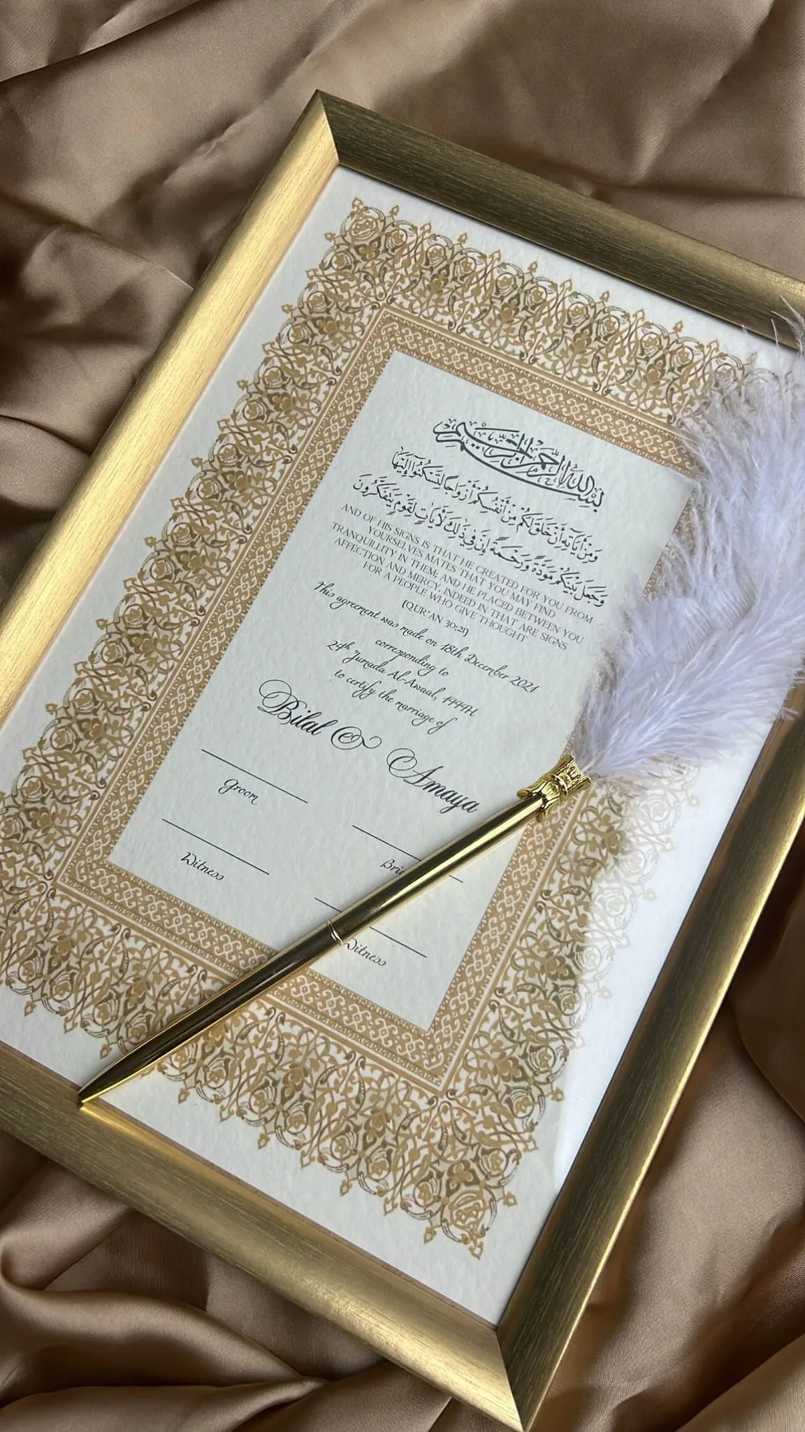 Nikkah-Urkunde im Goldrahmen mit Federstift