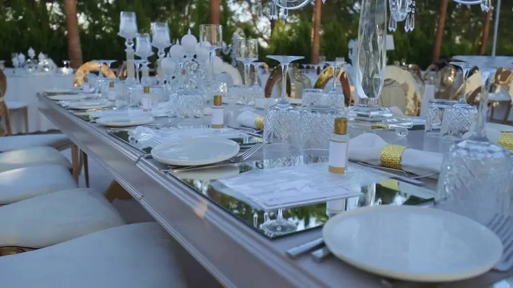 Gedeckte Tafel mit Glasgeschirr im Garten – Projekt von NISAYA